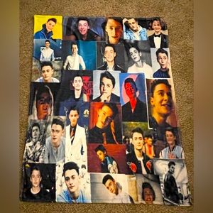 Noah Schnapp Blanket, no holes or tears in perfect condition :)